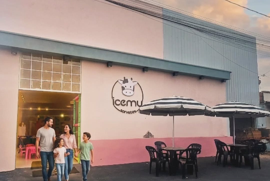 Fachada e ambiente da sorveteria Icemu em Uberlândia com famílias felizes